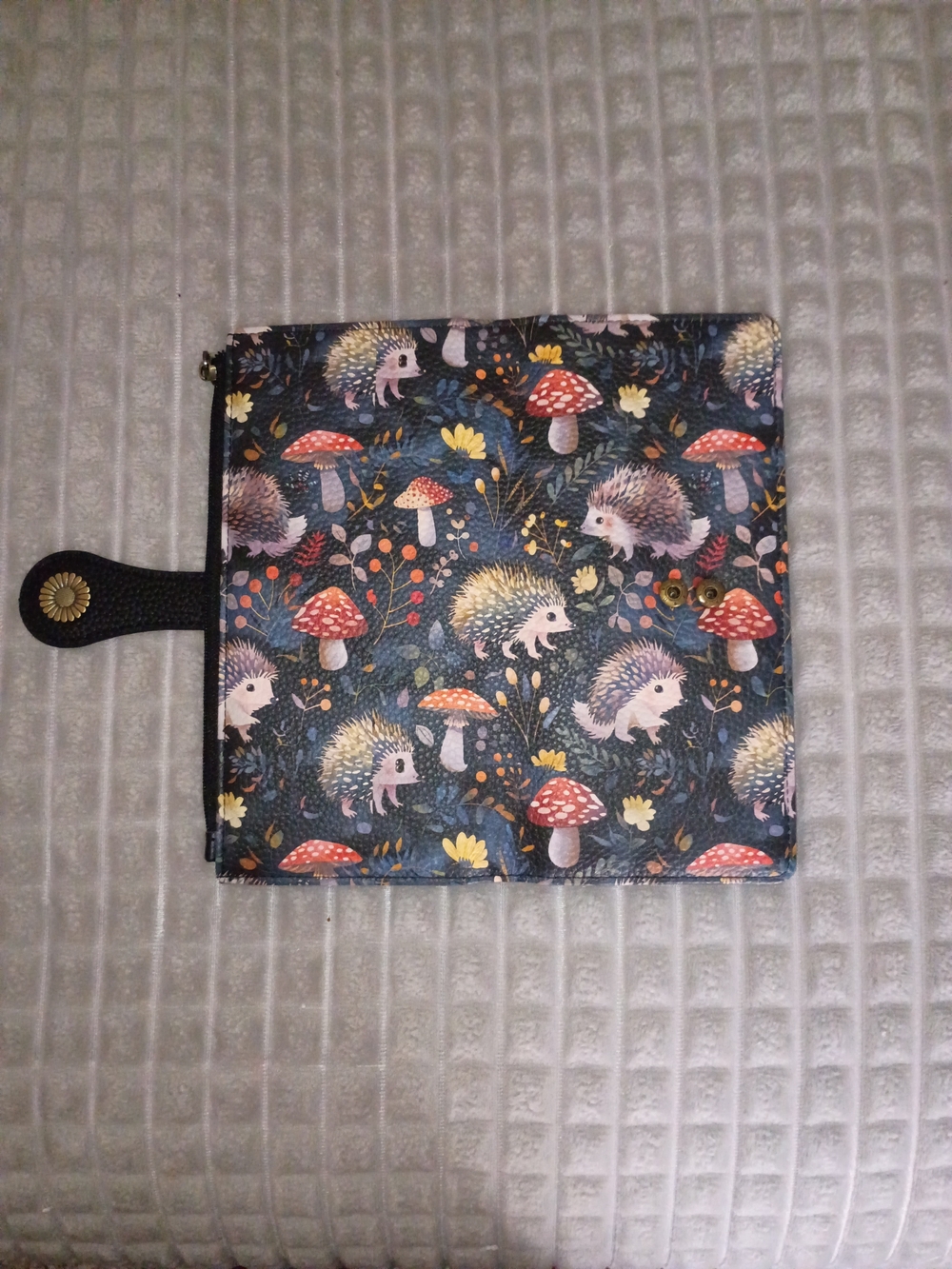 SENDEFN RFID Slim Women's Wallet – Hedgehog & Mushroom Print – Vegan Leather